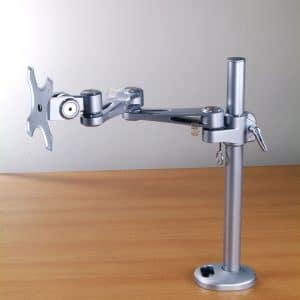 Soporte Extensible premium dos codos Monitores de 22¨. Con prensa hasta para superficies de 7cm. Compatible con VESA 75*75mm o 100*100 mm. Con llave bristol para ajuste de tensión del movimiento. Con 4 tornillos para fijar platina.